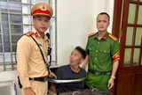Khống chế người đàn ông có biểu hiện bất thường trên phố