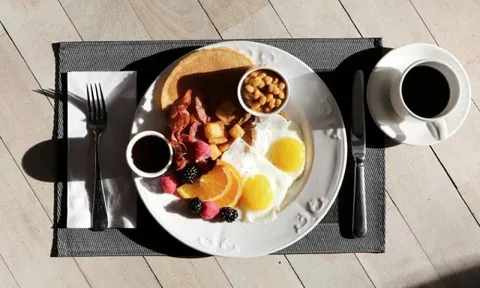 Điều gì sẽ xảy ra khi bạn ăn sáng trước 7 giờ hằng ngày?