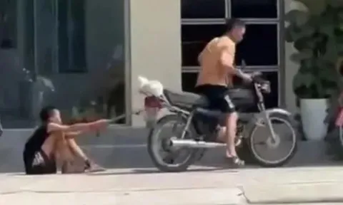 Luật sư nói gì về vụ bố dùng xích kéo lê con trai trên phố?
