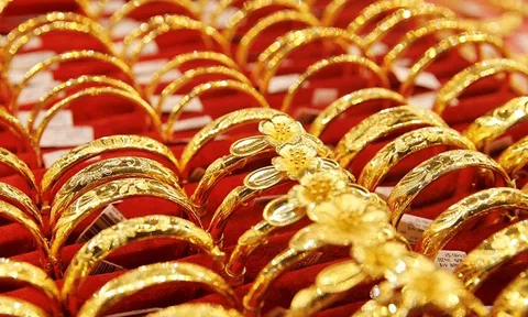 Giá vàng hôm nay 24/7: thế giới lao dốc, SJC và nhẫn tăng mạnh gần 1 triệu đồng