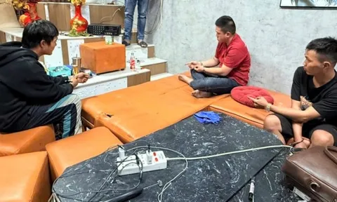 Hành vi đáng lên án của nhóm người trong quán cà phê lúc nửa đêm