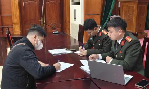 Xử lý hành vi dán quảng cáo cờ bạc trá hình trên ô tô kinh doanh dịch vụ