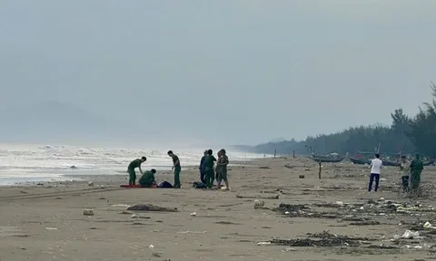 Hà Tĩnh: phát hiện thi thể hai nam sinh trôi dạt vào bờ biển