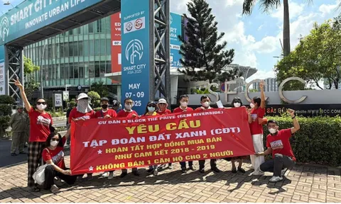 Dự án The Privé: Khách hàng căng băng rôn yêu cầu Đất Xanh "không bán 1 căn hộ cho 2 người"!