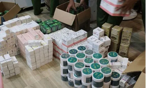 Triệt phá đường dây làm mỹ phẩm giả, phát hiện hơn 10 tấn mỹ phẩm không rõ nguồn gốc
