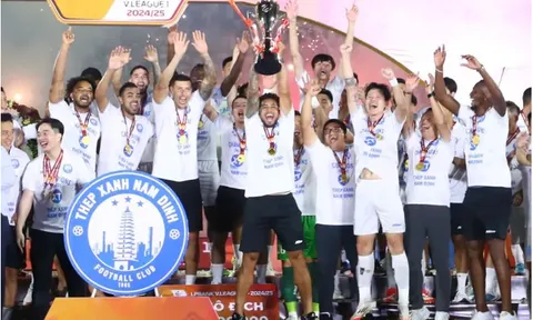 Khoảnh khắc Xuân Son cùng đồng đội nâng cúp vô địch V-League 2024-2025