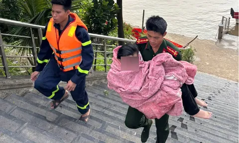 Cảnh sát dùng ca nô cứu kịp thời nữ sinh viên nhảy cầu Vĩnh Tuy
