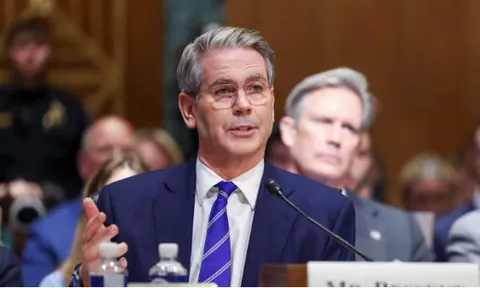 Mỹ cân nhắc dỡ bỏ trừng phạt đối với dầu Iran trên tàu ngoài khơi