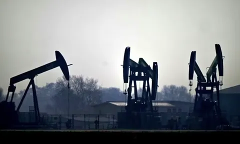 Dầu lao dốc, chứng khoán toàn cầu bật tăng sau thỏa thuận Mỹ - Iran