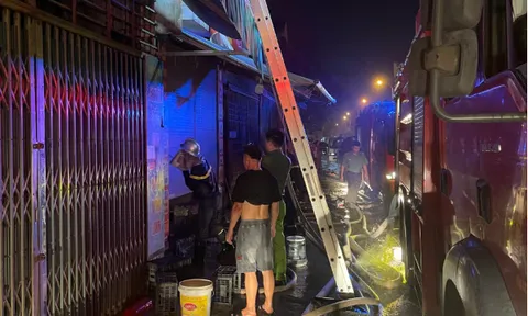 Kịp thời dập tắt đám cháy trong đêm, giải cứu an toàn 2 người mắc kẹt