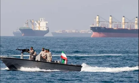Iran mở cửa Hormuz có điều kiện, ngành vận tải biển vẫn thận trọng