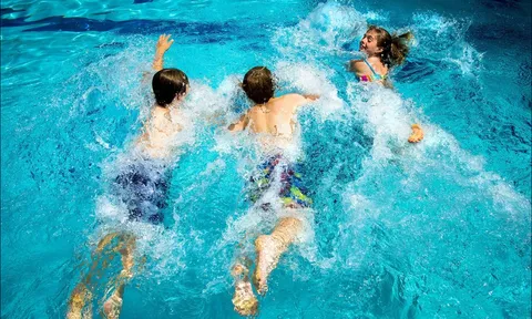 Bảo vệ làn da khi vào "mùa bơi lội": Lời khuyên từ chuyên gia da liễu