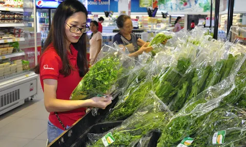 Cao điểm nắng nóng, siêu thị giảm giá hàng giải nhiệt