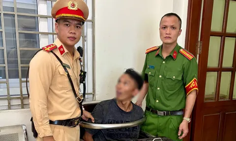 Khống chế người đàn ông có biểu hiện bất thường trên phố