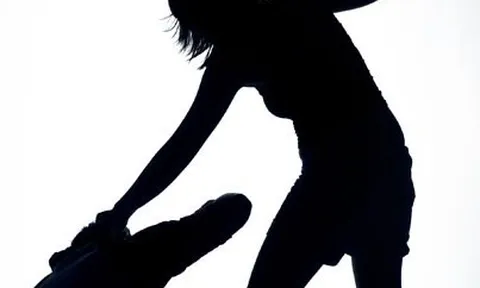 Tạm giữ người phụ nữ hành hung chủ quán khi bị đòi tiền
