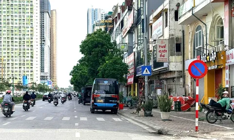 Bến cóc “náo loạn” đường Vũ Trọng Khánh
