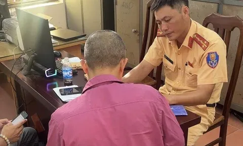Xử lý nghiêm lái xe buýt sử dụng điện thoại trong khi lái xe