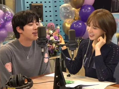Jin (BTS) và Wendy (Red Velvet) thành chủ đề "nóng"
