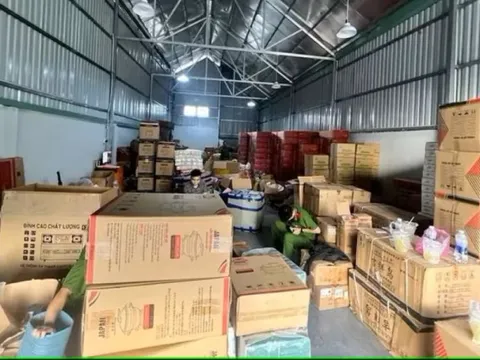 Long An: Phát hiện hơn 3,3 tấn hàng hóa không rõ nguồn gốc