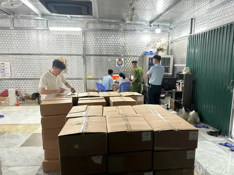 Kiểm tra bên trong Công ty Ngân Korea, phát hiện hơn 5.000 sản phẩm mỹ phẩm nhập lậu