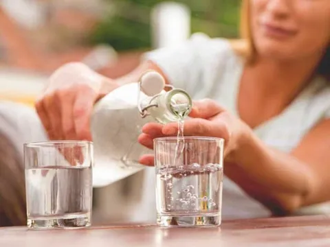 Mùa hè nên uống bao nhiêu nước là đủ?