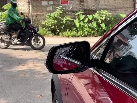 Công an vào cuộc xử lý người đàn ông đập vỡ gương xe ở Tây Mỗ