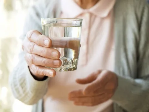 Cách giúp bổ sung nước cho người cao tuổi vào mùa hè