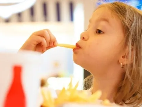 Điểm mặt những thực phẩm gây hại cho trẻ dậy thì
