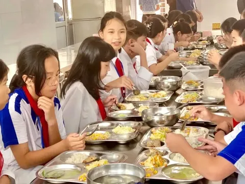 Tổ chức bữa ăn bán trú cho học sinh các trường trên địa bàn Hà Nội