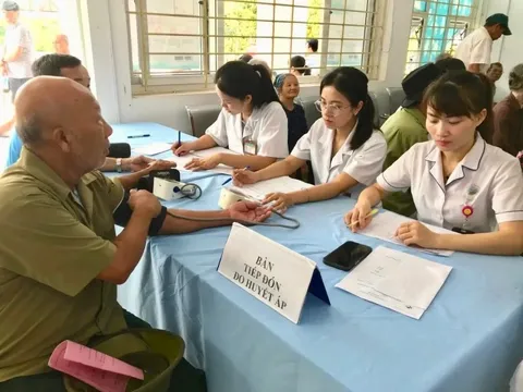 Xã Nội Bài khám bệnh, cấp thuốc, tặng quà cho 500 đối tượng chính sách