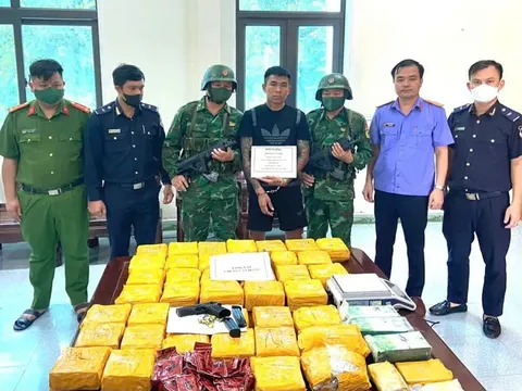 Hà Tĩnh: bắt đối tượng vận chuyển hơn 45kg ma túy và súng quân dụng
