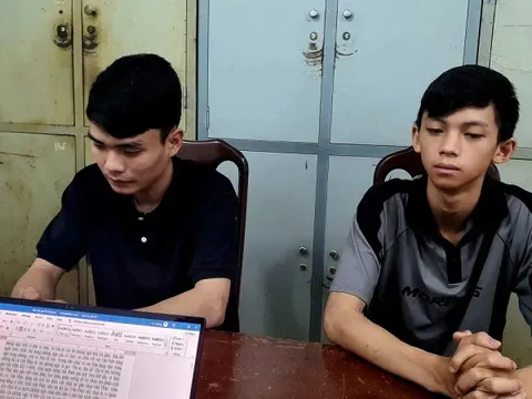 Khởi tố, bắt tạm giam 2 đối tượng dùng hung khí tấn công người tại quán nhậu