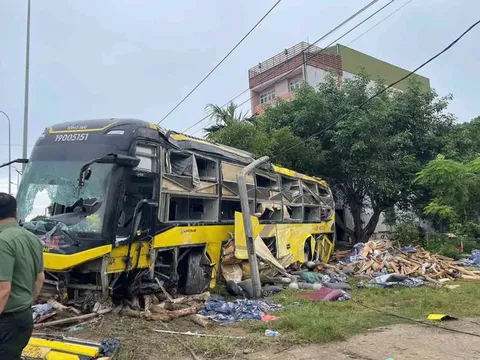 Khởi tố, bắt tạm giam tài xế vụ lật xe khách 10 người chết ở Hà Tĩnh