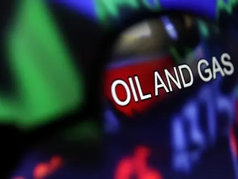 Giá xăng dầu hôm nay 29/12: giảm do dư cung