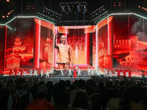 Hòa nhạc Ánh sáng thu hút hàng nghìn khán giả Hà Nội