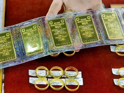 Giá vàng hôm nay 2/2: Vàng thế giới lao dốc, SJC và vàng nhẫn nối dài đà giảm mạnh