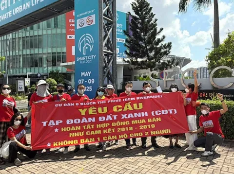 Dự án The Privé: Khách hàng căng băng rôn yêu cầu Đất Xanh "không bán 1 căn hộ cho 2 người"!