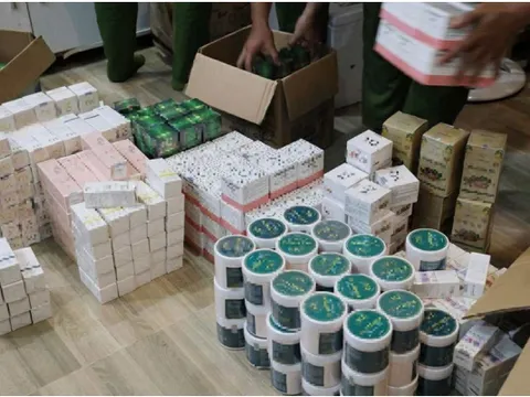Triệt phá đường dây làm mỹ phẩm giả, phát hiện hơn 10 tấn mỹ phẩm không rõ nguồn gốc