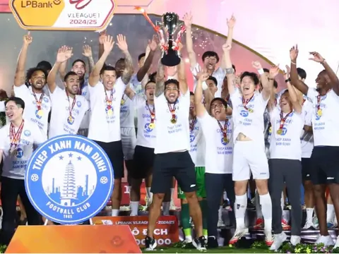 Khoảnh khắc Xuân Son cùng đồng đội nâng cúp vô địch V-League 2024-2025