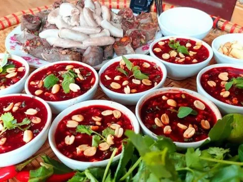 Tiết canh lợn: món khoái khẩu tiềm ẩn mầm bệnh chết người
