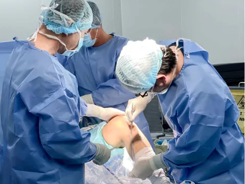Vinmec Cần Thơ phẫu thuật thành công chấn thương khớp gối do đá bóng