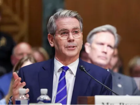 Mỹ cân nhắc dỡ bỏ trừng phạt đối với dầu Iran trên tàu ngoài khơi