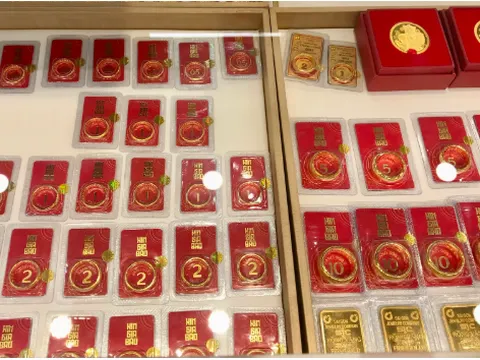 Giá vàng xuống đáy hơn 2 tháng, cao hơn thế giới 30 triệu đồng/lượng