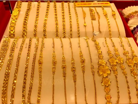 Giá vàng tăng tiếp, vượt mốc 175 triệu