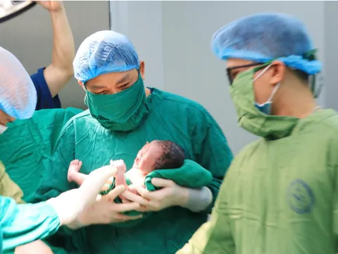 Bệnh viện Phụ sản Trung ương mổ đẻ thành công cho sản phụ 60 tuổi