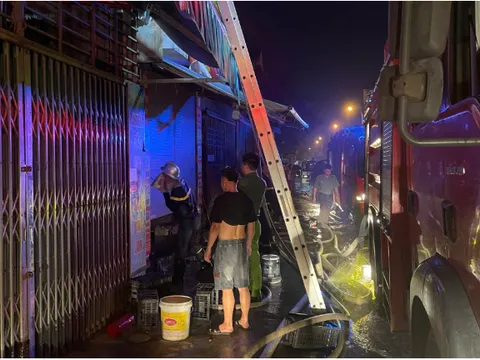 Kịp thời dập tắt đám cháy trong đêm, giải cứu an toàn 2 người mắc kẹt