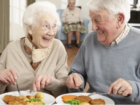 Nghịch lý xu hướng suy dinh dưỡng ở người già tại quốc gia giàu có