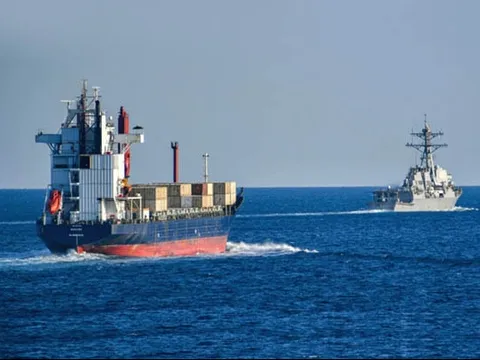 Tranh chấp phong tỏa eo biển Hormuz: Nguy cơ mới với kinh tế toàn cầu