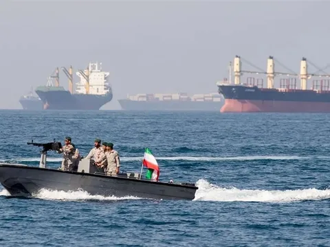 Iran mở cửa Hormuz có điều kiện, ngành vận tải biển vẫn thận trọng