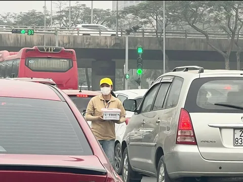 Tái diễn tình trạng xin tiền trên các tuyến đường, phố: Nguy cơ mất an toàn giao thông